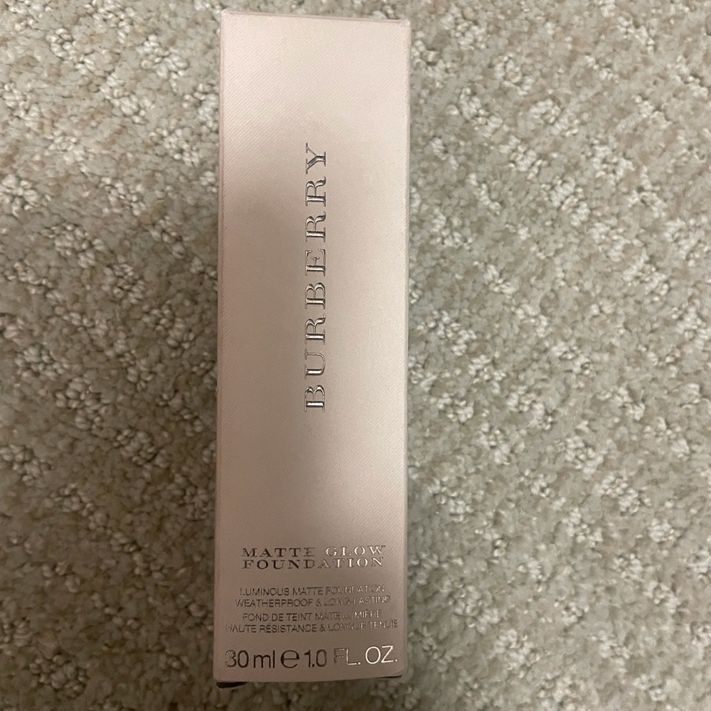 Burberry matte glow foundation